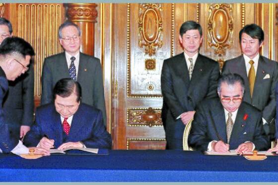 1998년 10월 당시 일본을 국빈 방문중인 김대중 전 대통령과 오부치 게이조(小淵惠三) 당시 일본 총리가 도쿄 영빈관에서 양국 외무장관이 지켜보는 가운데 '21세기 새 시대를 위한 공동선언'협정서에 서명하고 있다. 청와대사진기자단