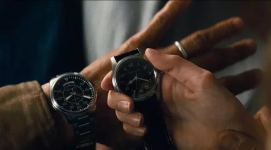 영화 인터스텔라의 한 장면. 극중 등장한 두 개의 시계는 영화를 이끌어가는 중요한 장치로 활용된다. 사진 워너브라더스