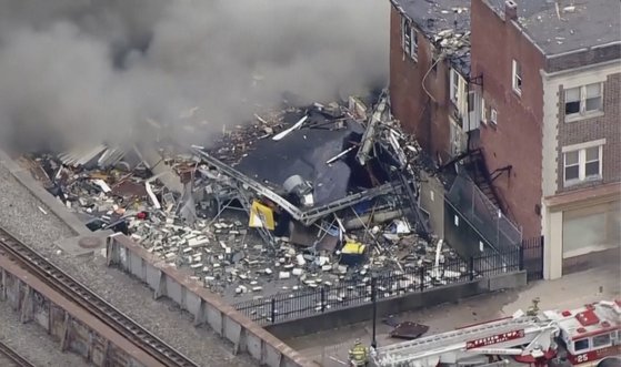 미국 동부 펜실베이니아주 지역 방송국 WTXF 카메라에 포착된 폭발한 초콜릿 공장 모습. AP=연합뉴스