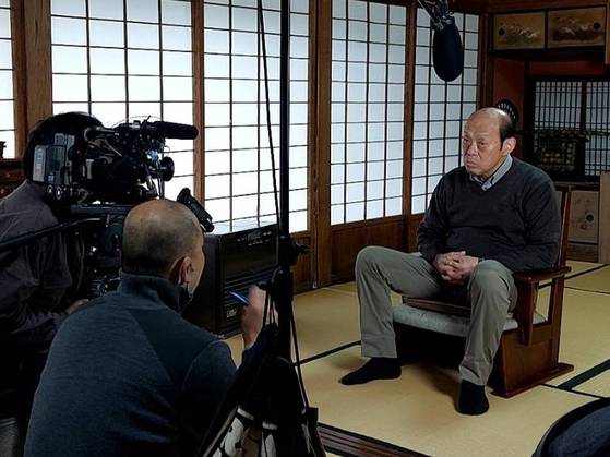 현재 일본에선 정유재란 때 끌려와 ‘사쓰마야키’ 도자기 종가를 연 조선인 심당길과 400년간 가업을 이어온 그 후예들을 중심으로 다큐멘터리 영화를 제작중이다. 인터뷰중인 이가 15대 심수관이다. [사진 SUMOMO Inc.]