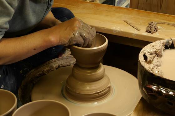 현재 일본에선 정유재란 때 끌려와 ‘사쓰마야키’ 도자기 종가를 연 조선인 심당길과 400년간 가업을 이어온 그 후예들을 중심으로 다큐멘터리 영화를 제작중이다. 인터뷰중인 이가 15대 심수관이다. [사진 SUMOMO Inc.]