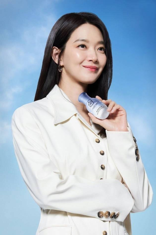 큐렉소의 최대주주는 hy다. hy의 기능성 음료 '스트레스케어 쉼'의 광고 모델은 신민아다.   hy 제공