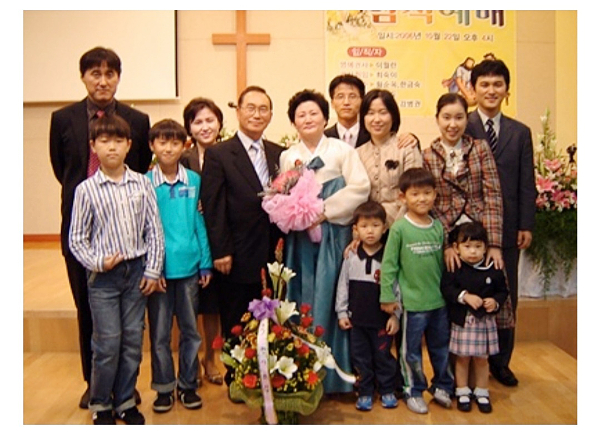 2006년 어머니 최숙이 권사의 임직식 때 온가족이 모여 기념촬영을 했다.
