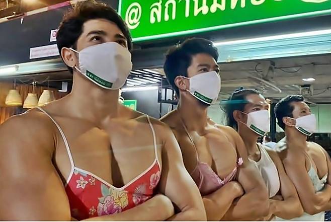 란제리를 입은 여장 남자그룹 [사진출처=SCMP]