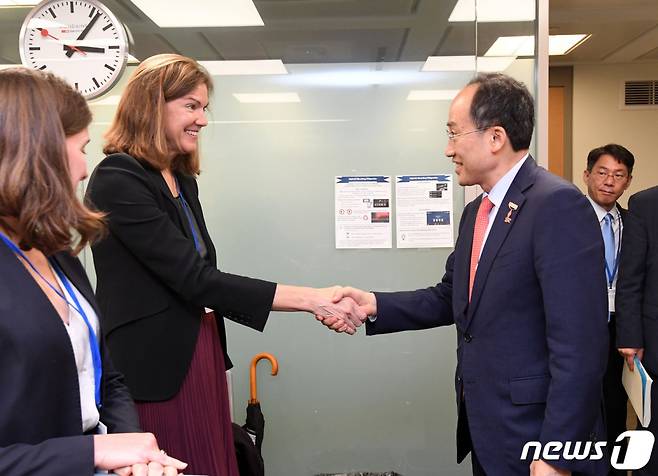(서울=뉴스1) = G20재무장관회의 및 IMF/WB 연차총회 참석차 미국 워싱턴D.C.를 방문중인 추경호 부총리 겸 기획재정부 장관이 10월 13일(현지시간) 국제통화기금(IMF) 본부에서 앤 반 프라그 무디스(Moody's) 국가신용등급 글로벌 총괄과 악수하며 인사를 나누고 있다. (기획재정부 제공) 2022.10.15/뉴스1  Copyright (C) 뉴스1. All rights reserved. 무단 전재 및 재배포 금지.