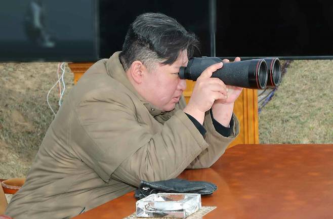 북한 노동당 기관지 노동신문은 24일 "21일부터 23일까지 새로운 수중공격형 무기체계에 대한 시험을 진행했다"고 밝혔다. 사진은 무기 테스트를 참관 중인 김정은 총비서. /사진=노동신문