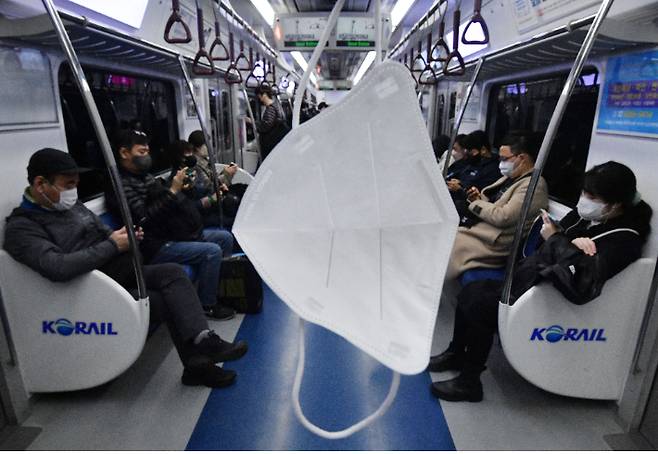 코로나19 발생 이후 각 지방자치단체의 신규 확진자 통계 재난문자가 3년 만에 사라진다. 3일 행정안전부에 따르면 지난달 18일 '단순한 확진자 수는 재난문자로 발송하지 말라'고 권고하는 내용의 공문을 전국 시·도에 보냈다. 사진은 3일 오전 서울 용산구보건소에 마련된 선별진료소 모습. 황진환 기자