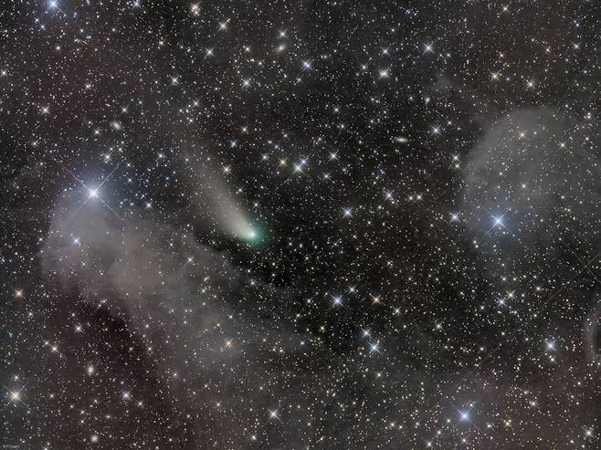 태양계를 떠나 현재 지구-태양 간 거리의 1.5배에 해당하는 우주공간을 순행하는 츠비키 혜성(ZTF)의 모습.(사진: Rolando Ligustri)