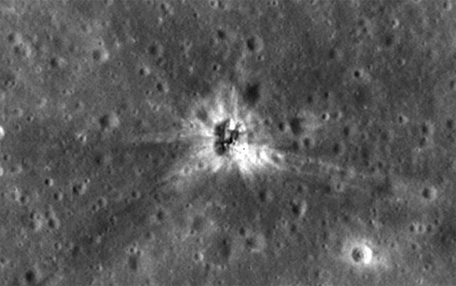 2011년 9월 나사의 달궤도정찰위성(LRO)이 촬영한 아폴로 16호의 달 착륙선. 사진 제공=나사