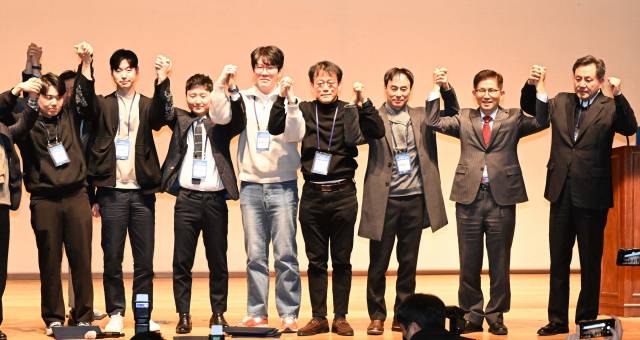 새로고침노동자협의희 구성원들이 지난달 21일 서울 용산구 동자아트홀에서 열린 발대식에서 참석자들과 기념 촬영을 하고 있다. 권욱 기자