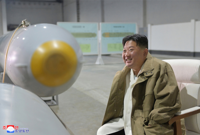김정은 국무위원장 옆에 ‘핵무인수중공격정’으로 추정되는 수중 발사체가 있다.