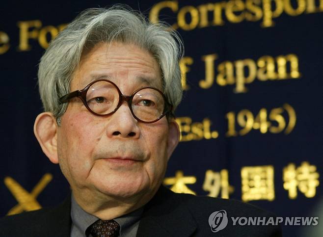 기자회견하는 노벨문학상 수상 일본 작가 오에 겐자부로 (도쿄 로이터=연합뉴스) 전후 일본 문학을 대표하는 문인 겸 노벨문학상 수상작가인 오에 겐자부로(大江建三郞)가 3일 노환으로 향년 88세로 별세했다고 교도통신이 13일 보도했다. 1957년 등단한 고인은 1994년 '개인적 체험'으로 일본인으로는 두 번째로 노벨문학상을 받았다. 사진은 2004년 3월 5일 도쿄 일본외국특파원협회에서 기자회견하는 오에. [자료사진] 2023.03.13 yerin4712@yna.co.kr
