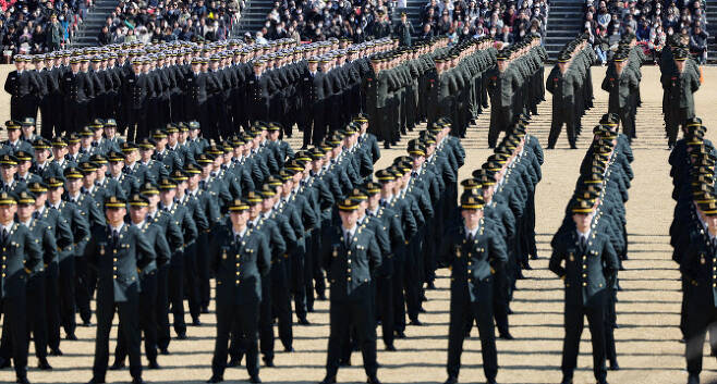 지난 2월 충북 괴산군 육군학생군사학교에서 ‘2023 학군장교 통합임관식’이 열리고 있다. (사진=연합뉴스)