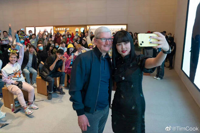지난 24일 오후 베이징 싼리툰에 위치한 애플 스토어를 방문한 팀 쿡 애플 최고경영자(CEO).(사진=팀 쿡 웨이보)