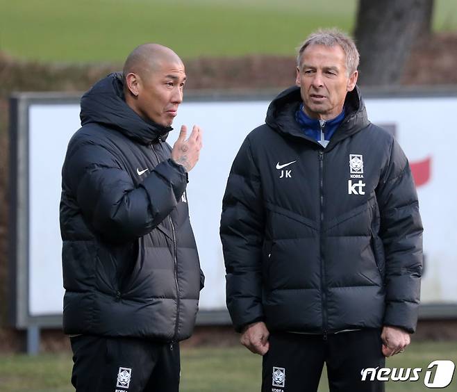 위르겐 클린스만 축구 국가대표팀 감독과 차두리 테크니컬 어드바이저가 26일 경기 파주 축구국가대표트레이닝센터(NFC)에서 열린 훈련에서 대화를 하고 있다. 2023.3.26/뉴스1 ⓒ News1 송원영 기자