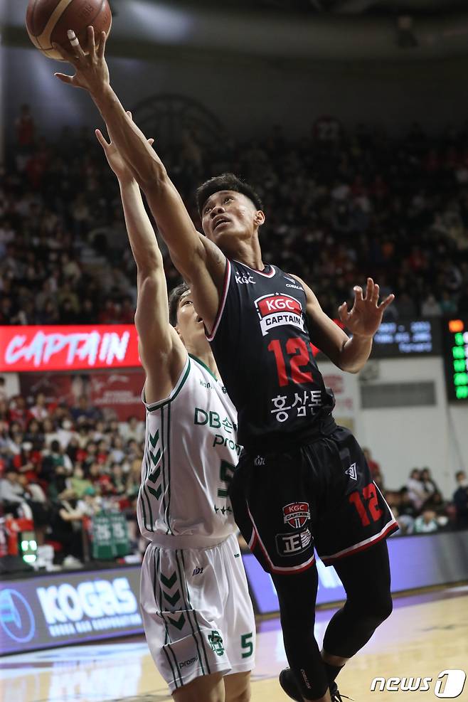26일 오후 경기 안양시 동안구 안양실내체육관에서 열린 '2022-2023 SKT 에이닷 프로농구' 안양 KGC 인삼공사와 원주 DB 프로미의 경기에서 KGC 아반도가 슛을 하고 있다. 2023.3.26/뉴스1 ⓒ News1 김영운 기자
