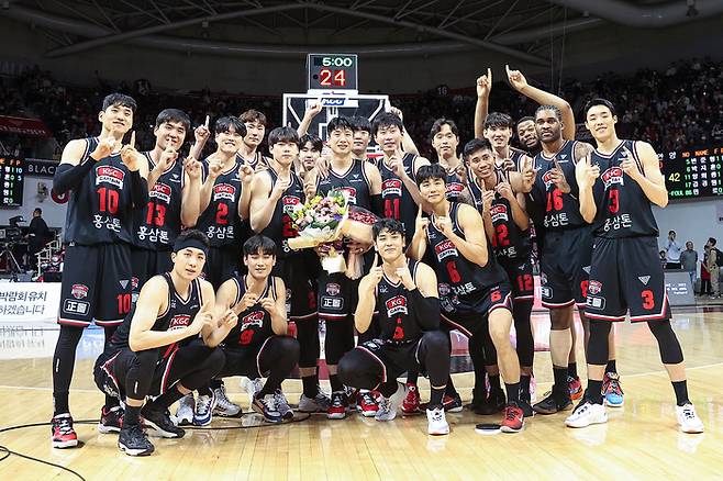 선수들과 기념 촬영하는 KGC 양희종     (안양=연합뉴스) 신현우 기자 = 26일 경기도 안양체육관에서 열린 2022-2023 SKT 에이닷 프로농구 정규리그 안양 KGC인삼공사와 원주 DB 프로미의 경기. KGC 양희종이 하프타임 때 열린 은퇴식에서 선수들과 기념 촬영하고 있다. 2023.3.26     nowwego@yna.co.kr (끝)   <저작권자(c) 연합뉴스, 무단 전재-재배포 금지>