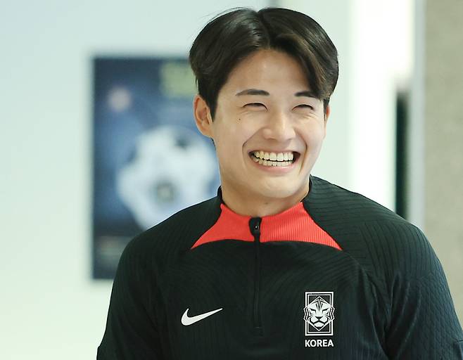 설영우가 훈련에 앞서 언론 인터뷰를 위해 이동하며 밝게 웃고 있다. 파주|연합뉴스