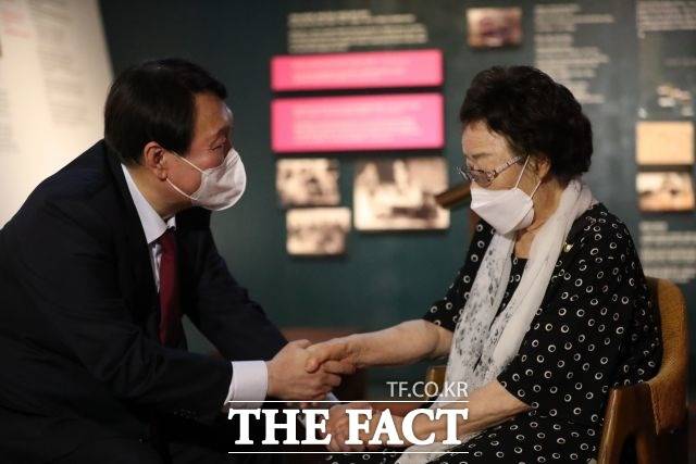 윤석열 정부가 강제동원(징용) 해법 발표로 인한 부정 여론을 잠재우기도 전 위안부 합의 이행 문제가 또 하나의 민감한 과거사 쟁점으로 떠오르고 있다. 지난 20일 정부 "2015년 한일 간 위안부 합의를 양국 간 공식 합의로서 존중한다. 일본이 화해치유재단 설립을 위해 내놓은 10억 엔(약 100억 원) 중 잔여 기금 활용방안을 검토하겠다"고 밝히면서다. 지난해 9월 윤석열 국민의힘 대선 경선 후보가 위안부 피해자 이용수 할머니를 만났을 당시. /더팩트 DB