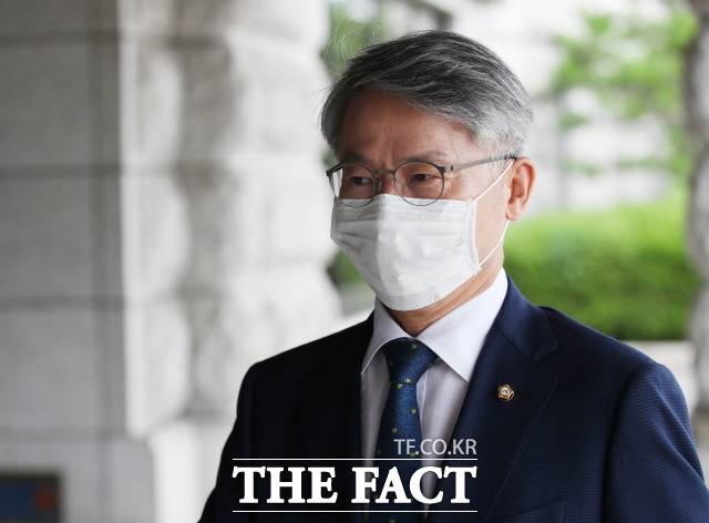 헌재 판단 직후 민 의원의 복당을 당 차원에서 논의해야 한다는 목소리가 나오기 시작했다. 사진은 헌재 권한쟁의 당시 민 의원의 모습. /뉴시스