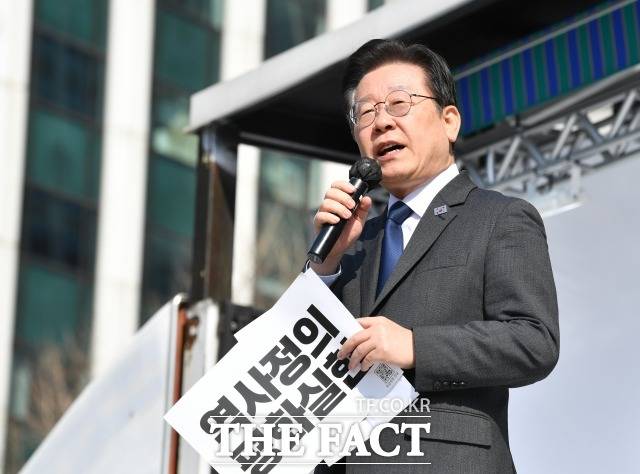 이재명 더불어민주당 대표가 26일 SNS에 글을 올려 "윤석열 정권은 일본 퍼주기에 정신이 팔려 진영대결의 하수인 역할을 자처하고 있다"고 비판했다. /박헌우 기자