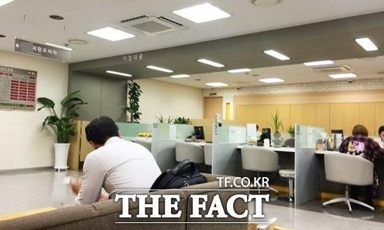 인터넷전문은행이 시중은행보다 금리인하요구 신청률 및 수용률이 훨씬 높은 것으로 나타났다고 국회 정부위원회 소속 윤창현 국민의힘 의원이 26일 밝혔다. 사진은 기사 내용과 무관함. /더팩트 DB