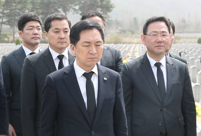 국민의힘 김기현 대표와 주호영 원내대표가 제8회 서해수호의날을 맞은 24일 오후 대전 유성구 국립대전현충원 천안함 46 용사 묘역을 찾아 참배하고 있다. 2023.3.24/연합뉴스