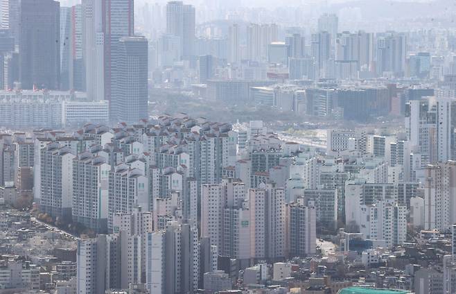 서울 남산에서 바라본 시내 아파트 모습. /연합뉴스