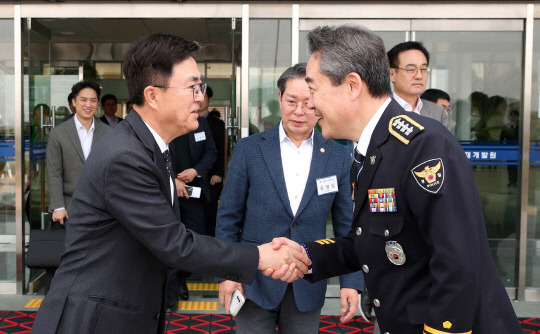 악수하는 김태흠 충남지사와 윤희근 경찰청장. 사진=충남도 제공