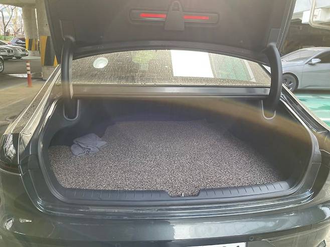 신형 그랜저 LPG의 트렁크 공간. 매트를 들면 도넛 탱크가 깔려있다. 과거 큼직한 가스통이 없어져 넓은 공간을 자랑한다. ⓒ데일리안 편은지 기자