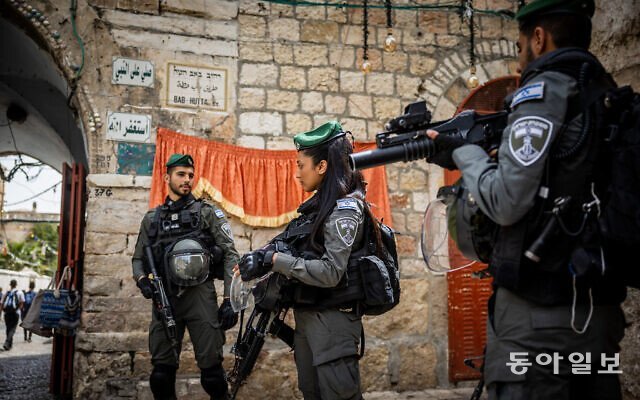 지난해 라마단 기간 중 예루살렘의 이슬람교 성지인 알 아크사 모스크 입구를 지키는 이스라엘 군인들. 이스라엘 당국은 라마단 기간 중 팔레스타인인들의 대규모 집회가 열리는 것을 크게 우려한다. 타임스오브이스라엘 홈페이지 캡처