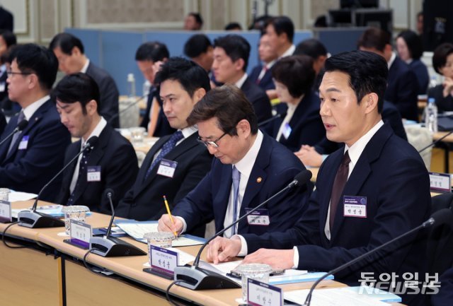 배우 박성웅(오른쪽)이 지난달 23일 청와대 영빈관에서 열린 제4차 수출전략회의에 참석해 있다. 대통령실사진기자단