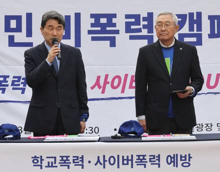 이주호 사회부총리 겸 교육부 장관이 24일 청계천 한빛광장에서 열린 ‘학교폭력, 사이버폭력 예방 캠페인'에서 인사말을 하고 있다. 오른쪽은 김종기 푸른나무재단(청소년비폭력예방재단) 명예이사장. 연합뉴스