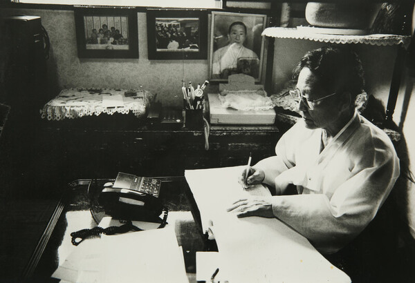 1990년대 광주 자택에서 강제동원 피해자 서류를 정리하고 있는 생전의 이금주 회장. 일제강제동원시민모임 제공