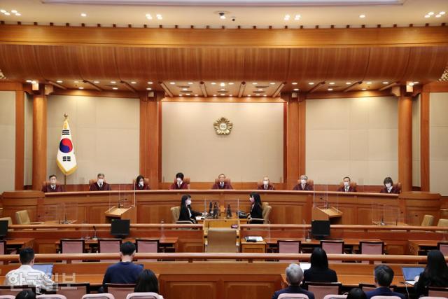 헌법재판소가 지난 23일 서울 종로구 헌재 대심판정에서 '검수완박' 입법에 제기된 권한쟁의심판의 선고를 하고 있다. 공동취재사진