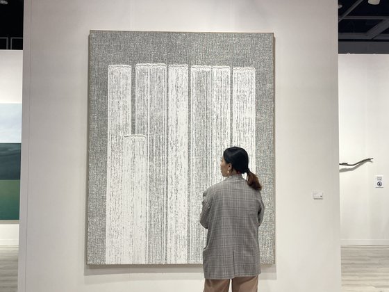 국제갤러리 부스에서 60만달러(7억8000만원)에 판매된 하종현 '접합' (2022). 이은주 문화선임기자