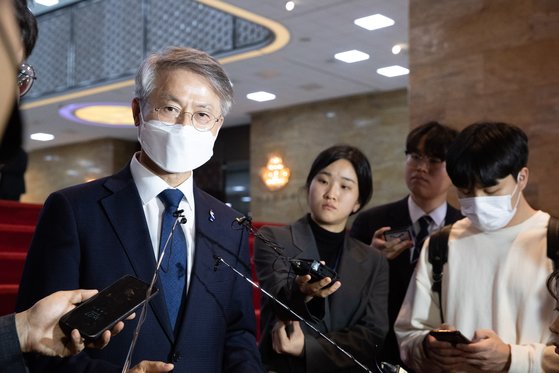 민형배 무소속 의원이 23일 오후 서울 여의도 국회에서 취재진 질문에 답변하고 있다. 뉴스1
