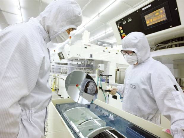 LG디스플레이, SK실트론 등 산업계에 ‘4조2교대’ 근무 형태가 확산하고 있다. ‘워라밸(일과 삶의 균형)’ 가치를 중요시하는 MZ세대(밀레니얼+Z세대) 직원들의 요구를 반영한 변화다. SK실트론 직원들이 반도체 웨이퍼 생산라인에서 제품을 살펴보고 있다. 한경DB