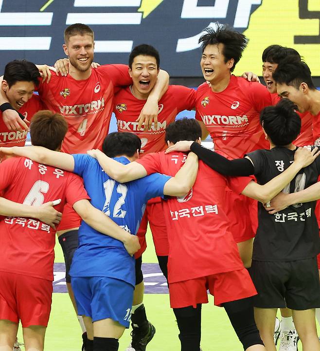 한국전력 선수들이 26일 수원실내체육관에서 열린 2022~2023 V리그 남자부 플레이오프 2차전에서 현대캐피탈을 꺾은 뒤 기뻐하고 있다. 연합뉴스