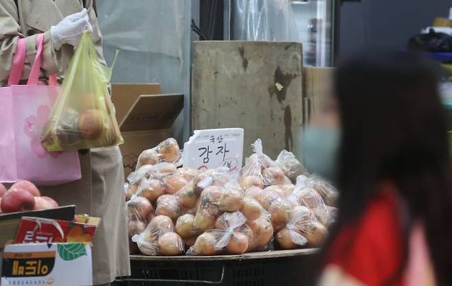 서울 시내 한 전통시장에 채소 판매대 모습. 연합뉴스