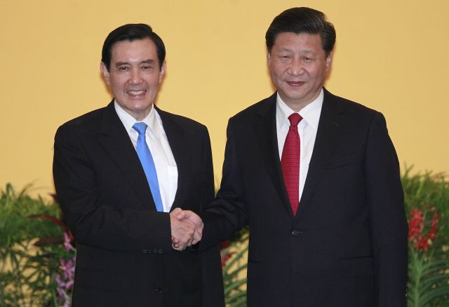 시진핑 중국 국가주석과 마잉주 전 대만 총통(국민당·2008~2016년 재임)이 2015년 11월 싱가포르의 샹그릴라 호텔에서 만나 악수하는 모습. 마 전 총통은 오는 27일  전·현직 대만 총통으로는 처음으로 중국을 방문한다. AP연합뉴스