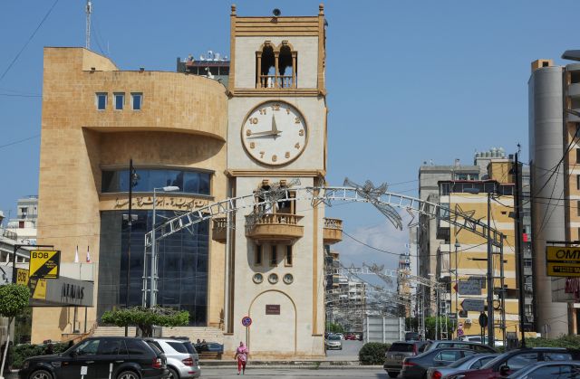 한 여성이 26일(현지시간) 레바논 수도 베이루트의 즈데이데 시계탑 앞을 걸어가고 있다. 로이터연합뉴스