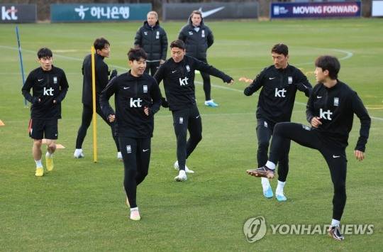 축구 국가대표 선수들이 26일 오후 경기도 파주 국가대표트레이닝센터(NFC)에서 가볍게 운동장을 돌며 몸을 풀고 있다. [연합뉴스]