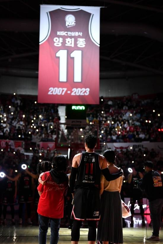 17년간 KGC를 위해 열정을 불태운 양희종. 그는 정규리그 1위를 확정 지은 날, 은퇴식을 가지며 그 누구보다 특별한 하루를 보냈다. 사진=KBL 제공