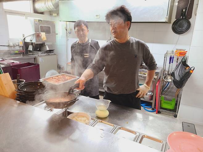 연신내 '따뜻한 밥상'을 운영하는 최운형 목사가 김치찌개를 내놓고 있다. 이곳은 주머니 사정이 넉넉지 않은 사람들을 위해 김치찌개를 3000원에 판매하고 있다. 채상우 기자.
