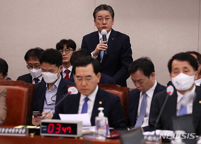 [서울=뉴시스] 이영환 기자 = 정승일 한국전력공사 대표이사 사장이 23일 오전 서울 여의도 국회에서 열린 산업통상자원중소벤처기업위원회 전체회의에서 양이원영 더불어민주당 의원의 질의에 답하고 있다. 2023.03.23. 20hwan@newsis.com