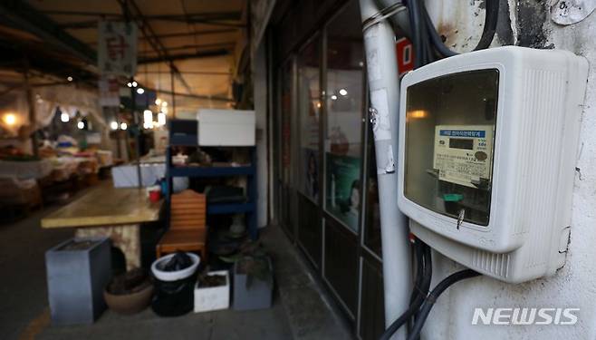 [서울=뉴시스] 김선웅 기자 = 전기·가스 등 공공요금 급등으로 인해 전통시장 상인들의 시름이 깊어지는 가운데 8일 서울의 한 전통시장에 전기계량기가 설치돼있다. 2023.02.08. mangusta@newsis.com