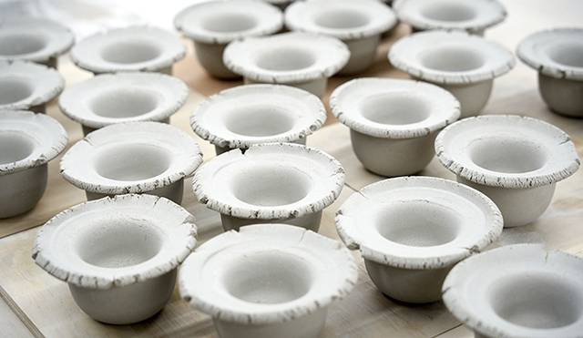 버려진 도자기를 분쇄했다. 여기에 공예용 흙을 섞어 도자기를 만든다(위). 가마에 들어갈 화분들. 프레스성형으로 찍어내 모양이 일정하다.