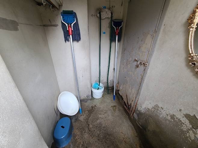 지난 24일 서울 강남구 대치동의 한 아파트에 위치한 경비원들의 샤워 공간. 화장실이 마땅치 않아 이곳에서 볼일을 보는 일도 잦다고 한다.