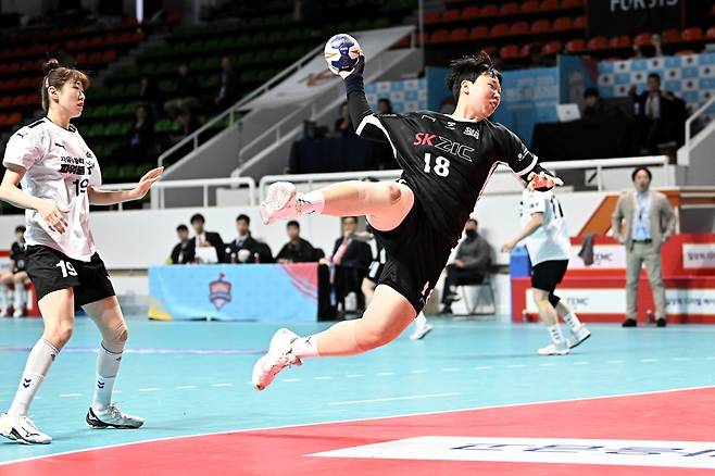 26일 대구시청과 경기에서 슛을 던지는 SK 강은혜 [대한핸드볼협회 제공. 재판매 및 DB 금지]